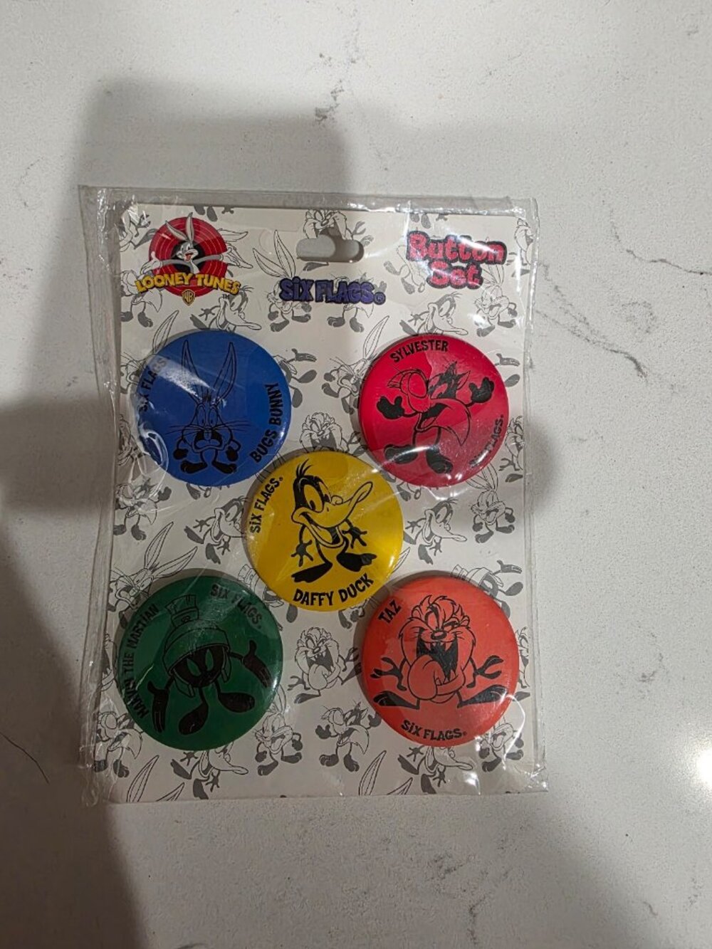 New on Card Lot of Looney Tunes Six Flags Button Set Bugs Bunny Taz Pin Set
